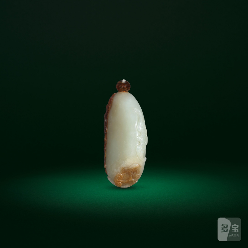 十九世紀 青玉帶皮巧雕蝙蝠靈芝紋鼻煙壺 | A PALE GREEN AND RUSSET JADE 'BAT AND LINGZHI' SNUFF BOTTLE - 图4